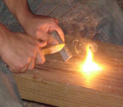 مشعل نار من المغنسيوم (في اليد اليسرى), يستعمل مع مطواة وحجر صوان flint لعمل الشرارة التي ستشعل البرو.