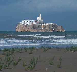 صخرة الحسيمة كما تبدو من الأراضي المغربية