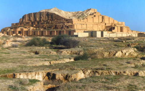 The current Chogha Zanbil ziggurat site, showing the vicinity of the main structure as well.