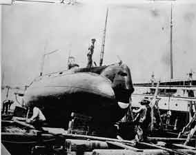 غواصة البحرية الأمريكية الأولى هولاند كانت تسير بمحرك الجازولين والبطاريات الكهربائية. وقد دشنها المخترع الأيرلندي المولد جون هولاند عام 1898م.