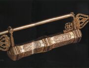 مفتاح الكعبة مطلي بالذهب وقد صنع في عهد السلطان ابراهيم (1640-1648)و يبلغ طوله 37 سنتيمتر وعرضه 9.7 سم