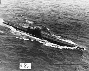 لغواصات الألمانية المسماة القوارب يو بوت. أغرقت آلاف السفن التجارية أثناء الحرب العالمية الثانية (1939- 1945م) والغواصة التي تظهر في الصورة أسرتها الولايات المتحدة خلال الحرب.