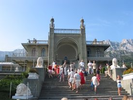 لوحة إدوارد بلور قصرألوپكا (1828–46) كانت مقاربة معمارية مبكرية للذوق الڤيكتوري لعمارة إحياء الأندلس Moorish revival.