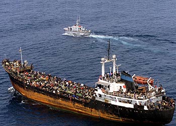 ملف:سفينة تحمل عددا من المهاجرين غير الشرعيين في عرض المتوسط.jpg
