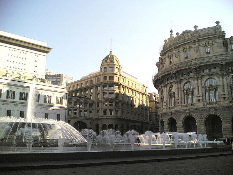 ملف:Genova-Piazza De Ferrari-angolo.jpg