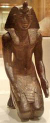 تمثال برونزي صغير راكع، غالباً لنخاو الثاني، موجود حالياً في متحف بروكلين