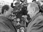 رئيس مجلس وزراء الاتحاد السوڤيتي ألكسيه كوسيگين يقدم التحية لرئيس جمهورية مصر العربية خلال استقبال الرئيس المصري أنور السادات في موسكو في 27 أبريل 1971.
