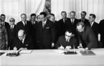 وزير الخارجية السوڤيتي أندريه گروميكو ونائب رئيس الوزراء المصري محمود رياض اثناء توقيع بروتوكول تصديق الوثائق في 1 يوليو 1971.