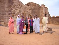 سياح سودانيون عن أهرام مروي يرتدون أنواع مختلفة من الملابس.