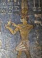 طهارقا يتقرب إلى الآلهة المصرية، في معبد موت، جبل البركل، السودان. يظهر اسمه في الخرطوش الثاني: 𓇿𓉔𓃭𓈎 (tꜣ-h-rw-k، "طهارقا").