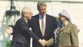الرئيس السابق ياسر عرفات و شيمون بيريز والرئيس السابق بيل كلينتون