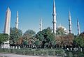 على اليمين مسجد السلطان أحمد وعلى اليسار مسلة تحتمس الثالث , صورة مُلتقطة عام 1957