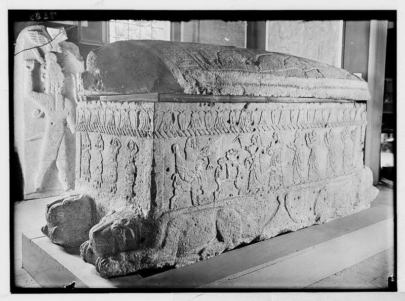 ملف:Ahiram sarcophag from Biblos XIII-XBC.jpg