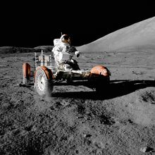 جين كرنان على متن الجوال القمري في بداية المهمة أپولو 17.
