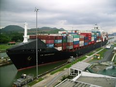 يوم التجارة باليابان. قافلة في أفريقيا. سفينة حاويات في قناة بنما