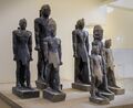 طهارقا يظهر كأطول تمثال في الخلفية (2.7 متراً)، متحف كرمة.[58]