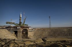 صاروخ سويوز يُنصـَب للاطلاق في مركز بايكنور الفضائي في المنصة 1/5 (بداية گاگارين) في 24 مارس 2009. أطلق صاروخ يحمل على متنه طاقم البعثة 19 ومشاركون في رحلة الفضاء في 26 مارس 2009.[7]