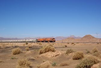 قطار الفوسفات الفارغ في محطة رام، القادم من العقبة، الأردن.