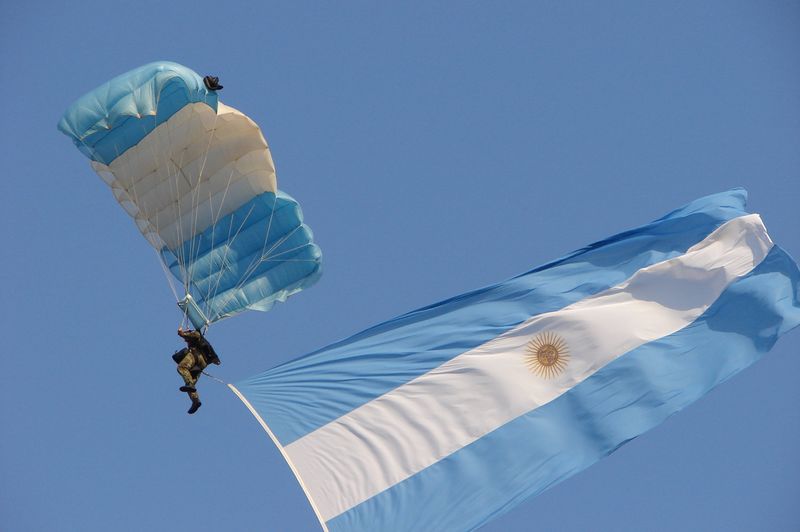ملف:Military parachuting in Argentina.jpg