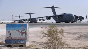 طائرات سي-17 غلوب ماستر التابعة للقوات الجوية الأمريكية في قاعدة العديد الجوية جنوب العاصمة القطرية الدوحة في 7 سبتمبر 2021