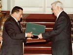 الرئيسان الروسي بوريس يلتسن والمصري حسني مبارك يتبادلان الاتفاقيات عقب التوقيع في 23 سبتمبر 1997 في قاعة فلاديمير بالكرملين.