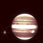 صورة الأشعة تحت الحمراء لكوكب المشتري وقمره أوروپا (NIRCam)