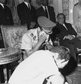 بكاء معمر القذافي عند وفاة الرئيس جمال عبد الناصر