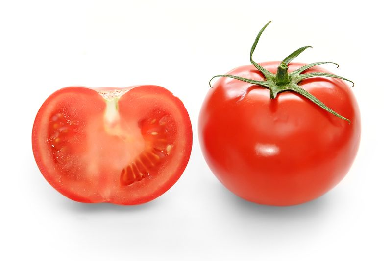 ملف:Bright red tomato and cross section02.jpg