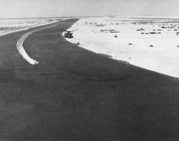 ملف:RH-53D sweeping Suez Canal 1974.jpg