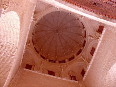 استخدام الكرة في العمارة: قبو نصف كروي مضلع لقبة في المسجد الجامع بالقيروان (في تونس ).
