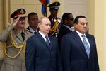 الرئيسان المصري حسني مبارك والروسي ڤلاديمير پوتن يستمعان إلى نشيدي بلديهما في القاهرة في 27 ابريل 2005.