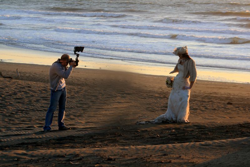ملف:Photographer at ocean beach.jpg