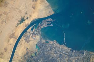 صورة ساتلية للميناء والمدينة التي هي المدخل الجنوبي لقناة السويس التي تشق برزخ مصر وتنتهي في البحر المتوسط بالقرب من مدينة بورسعيد. (أعلى الصورة هو الشمال-الشرقي الجغرافي).
