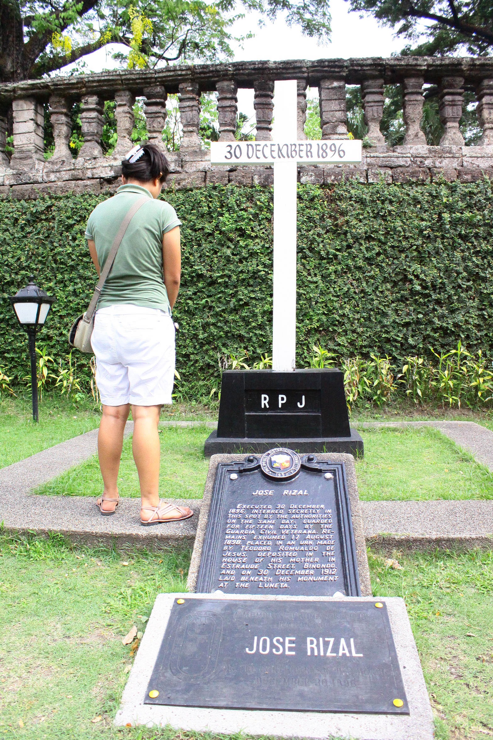 ملفJose Rizal's first grave in Paco Park, Manila.jpg المعرفة