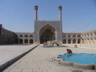 جامع و مدرسة الناصر محمد بن قلاوون 320px-Jam%C3%A9_Mosque_Esfahan_courtyard