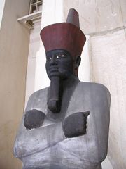الملك منتوحتب الثانى - مؤسس الدولة الوسطى  180px-Mentuhotep_Seated