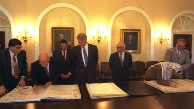 دبلوماسية ومعاهدات السلام الإسرائيلي العربي 400px-Rabin_and_Arafat_sign_maps_prior_to_the_Oslo_II_signing_ceremony_at_the_White_House%2C_as_US_president_Bill_Clinton%2C_Egypt%E2%80%99s_Hosni_Mubarak_and_Jordan%E2%80%99s_King_Hussein_look_on%2C_September_28%2C_1995