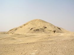 ألملك - ألملك امنمحات الاول  250px-AmenemhetIPyramid
