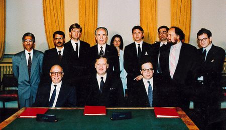دبلوماسية ومعاهدات السلام الإسرائيلي العربي 450px-Oslo_agrmt_1993-Abul-Alaa-Johann_Holst-Uri_Savir-Peres-Jan_Egeland-Mona_Juul-Terje_Rod-Larsen