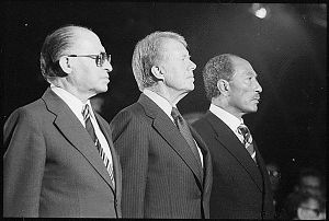 دبلوماسية ومعاهدات السلام الإسرائيلي العربي 300px-Begin%2C_Carter_and_Sadat_at_Camp_David_1978