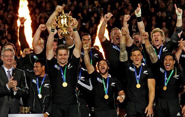 ملف:RWC 2011 final FRA - NZL McCaw with Ellis Cup.jpg