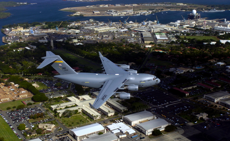 ملف:HickamAFB&C-17.jpg