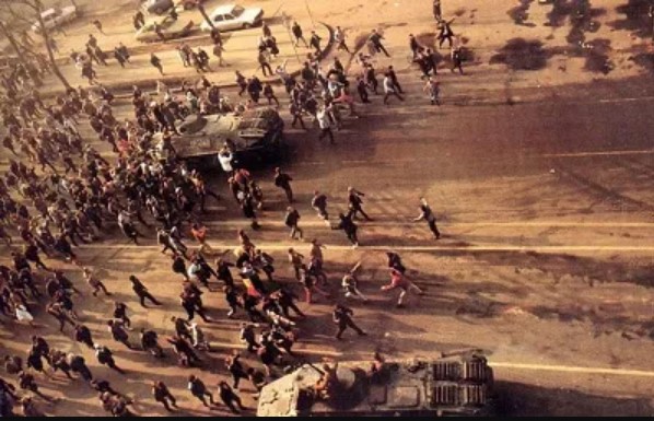 ملف:Romanian Revolution 1989 Demonstrators.jpg
