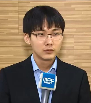 ملف:(청주MBC뉴스) 청남대 바둑전쟁 박정환 9단 웃다.jpg