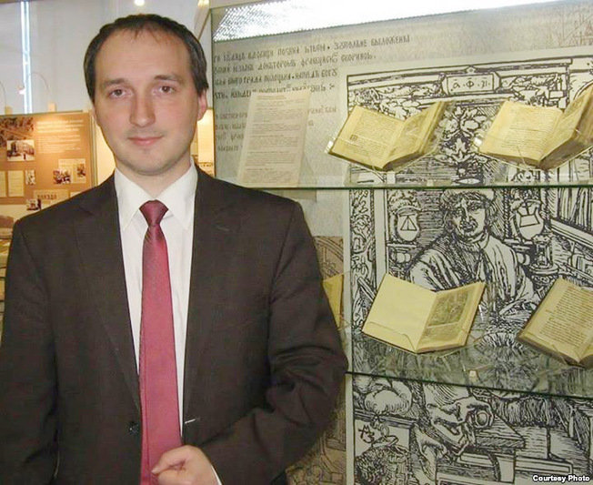 ملف:Алесь Сушаў Музеі кнігі.jpg