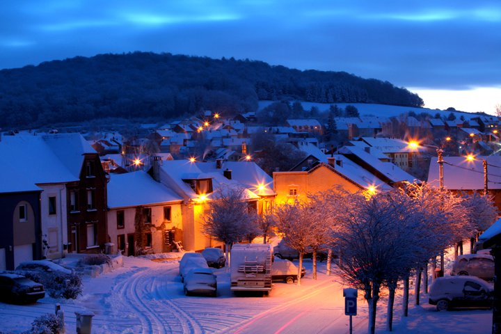ملف:Athus- Place verte sous la neige.jpg