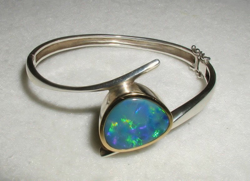 ملف:Opal Armband 800pix.jpg