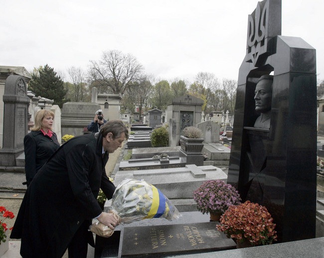ملف:Yuschenko in Paris 2005 2.jpg