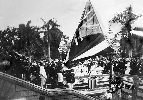 ملف:Loweringhawaiianflag.jpg