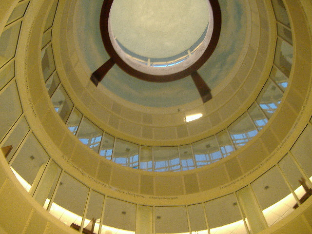 ملف:Carol Grotnes Belk Library & Information Commons 05.jpg